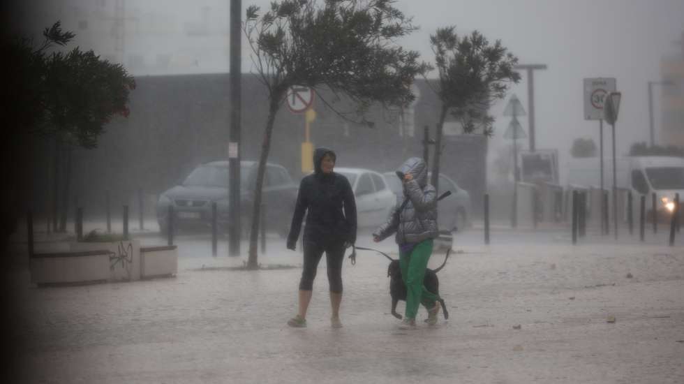 Mau tempo na Costa de Caparica em Almada, 19 de outubro de 2023. O Instituto Português do Mar e da Atmosfera (IPMA) informou que a depressão Aline “irá atravessar o Atlântico em fase de cavamento, aproximando-se da região centro da costa ocidental de Portugal na manhã do dia 19, em deslocamento rápido para leste e transportando uma massa de ar muito quente, húmido e instável”. CARLOS M. ALMEIDA/LUSA
