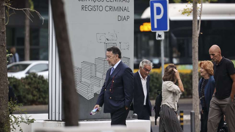 O antigo ministro da Economia e arguido no julgamento do processo EDP, Manuel Pinho (E), à entrada para o julgamento no Campus de Justiça, em Lisboa, 13 de outubro de 2023. O julgamento do processo EDP tem como arguidos o antigo presidente do BES, Ricardo Salgado, o ex-ministro da Economia Manuel Pinho e a mulher, Alexandra Pinho. ANDRÉ KOSTERS/LUSA