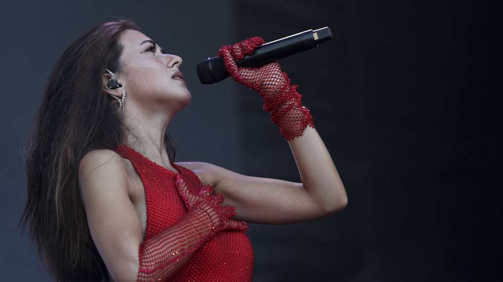 A cantora portuguesa, Beatriz Rosário, durante a sua atuação no terceiro dia da 8ª edição do festival O Sol da Caparica, que decorre até 20 de agosto em Almada, 19 de agosto de 2023. CARLOS M. ALMEIDA/LUSA
