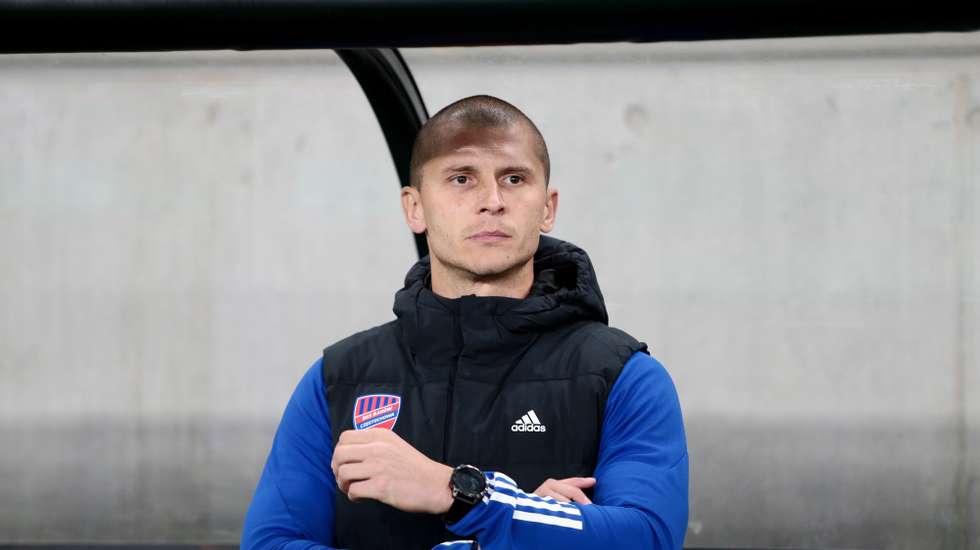 epa10902205 Rakow's head coach Dawid Szwarga during the UEFA Europa League second round soccer match between Rakow Czestochowa and Sturm Graz in Sosnowiec, Poland, 05 October 2023.  EPA/Zbigniew Meissner POLAND OUT