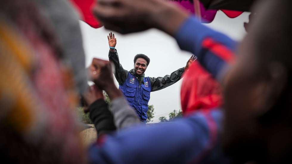 O candidato da Resistência Nacional Moçambicana (Renamo) para autarca da cidade de Maputo, Venâncio Mondlane, durante uma ação política na capital, Moçambique, 16 de outubro de 2023. De acordo com o edital de apuramento intermédio apresentado hoje, a lista da Frelimo na cidade de Maputo, liderada por Razaque Manhique, recolheu 235.406 votos (58,78%), a da Renamo 134.511 votos (33,59%) e o MDM 24.365 votos (6,8%). LUÍSA NHANTUMBO/LUSA