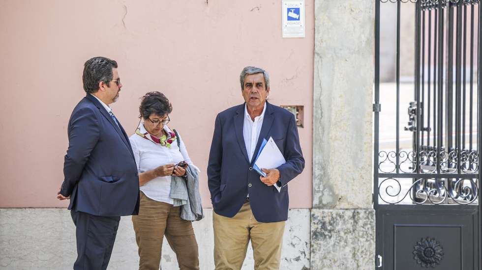 O presidente do Sindicato Independente dos Médicos (SIM), Jorge Roque da Cunha (D), entrega uma carta aberta dirigida ao Presidente da República, Marcelo Rebelo de Sousa, apelando a que possa exercer a sua magistratura de influência, no Palácio de Belém, em Lisboa 07 de agosto de 2023. JOSÉ SENA GOULÃO/LUSA