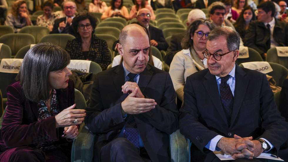 O ministro da Saúde, Manuel Pizarro (C), conversa com o administrador Executivo da Fundação Calouste Gulbenkian, Guilherme d’Oliveira Martins (D), e com a presidente do Conselho Nacional de Ética para as Ciências da Vida, Maria do Céu Patrão Neves (E), durante a sessão de abertura do seminário anual do Conselho Nacional de Ética para as Ciências da Vida, na fundação Calouste Gulbenkian em Lisboa, 03 de novembro de 2023. TIAGO PETINGA/LUSA