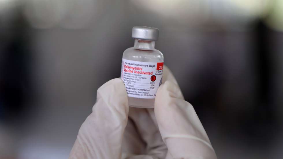 epa10487329 A health worker holds a vial of Poliomyelitis vaccine at a temporary shelter for Rohingya refugees set up by the Aceh local government in Ladong, Aceh Besar, Indonesia, 24 February 2023. According to the United Nations refugee agency UNHCR, as of mid-February 2023 around 300 Rohingya refugees who arrived in early 2023 fleeing from refugee camps in Bangladesh were being hosted in temporary camps around Aceh Besar.  EPA/HOTLI SIMANJUNTAK