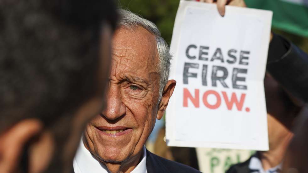 O Presidente da República, Marcelo Rebelo de Sousa, durante a manifestação para exigir o fim da ocupação da Palestina e o imediato cessar-fogo, frente ao Palácio de Belém em Lisboa, 05 de novembro de 2023. JOSÉ SENA GOULÃO/LUSA