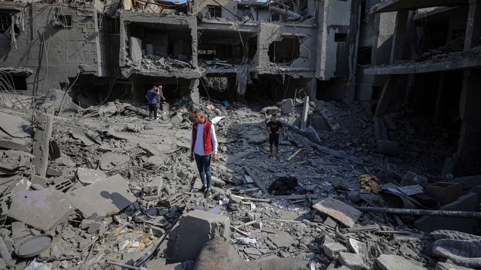 epa10959313 Palestinians search for bodies and survivors among the rubble of a house following Israeli airstrikes in the northern Gaza Strip, 05 November 2023. More than 9,700 Palestinians and at least 1,400 Israelis have been killed, according to the IDF and the Palestinian health authority, since Hamas militants launched an attack against Israel from the Gaza Strip on 07 October, and the Israeli operations in Gaza and the West Bank which followed it.  EPA/MOHAMMED SABER