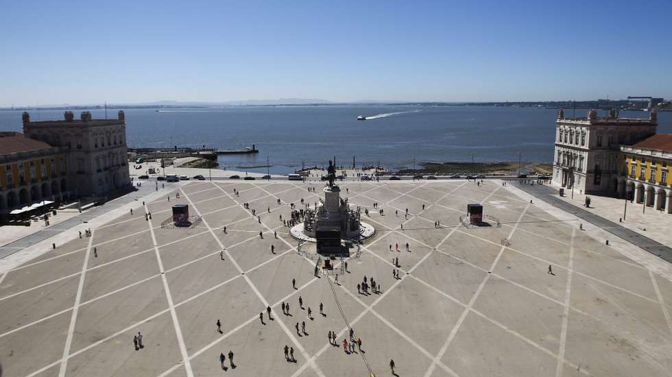 Praça do Comercio vista do Arco da Rua Augusta, em Lisboa, 09 de agosto de 2013.O elevador que vai permitir a visitantes subirem ao topo do Arco da Rua Augusta, e vai estar aberto diariamente entre as 09:00 e as 19:00, mas, até dia 18, vai encerrar duas horas mais tarde, devido a um espetáculo multimédia que será transmitido nestes dez dias às 21:30, 22:30 e 23:30. MARIO CRUZ/LUSA