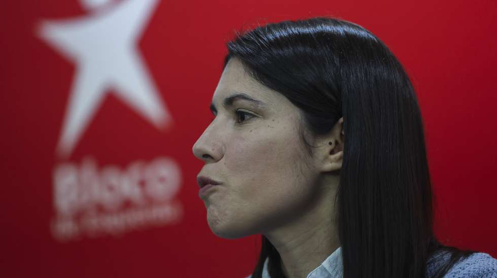 A coordenadora do Bloco do Esquerda (BE), Mariana Mortágua, intervém na conferência de imprensa no final da reunião da mesa nacional do partido, para discutir a situação política e definir um calendário para as legislativas antecipadas, em Lisboa, 19 de novembro de 2023. MANUEL DE ALMEIDA/LUSA