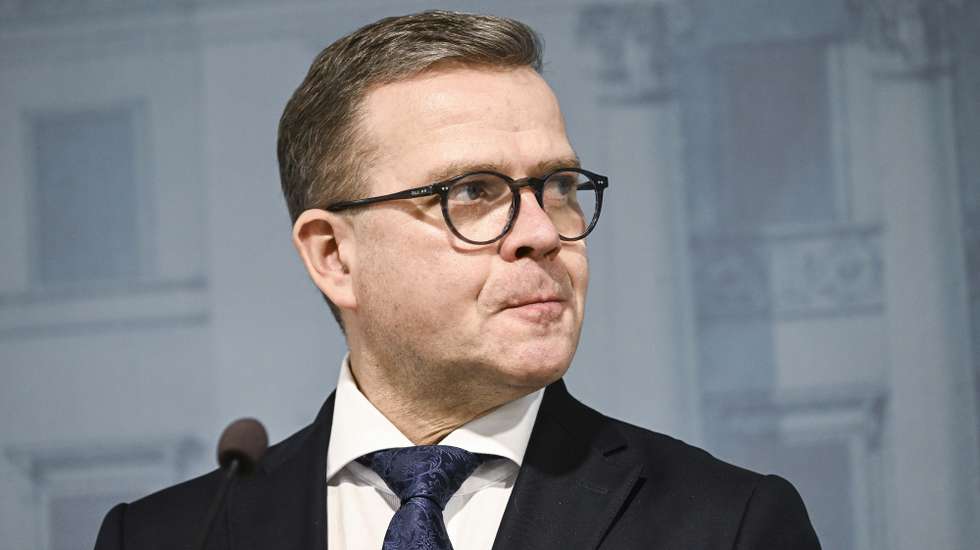 epa10978340 Finland's Prime Minister Petteri Orpo attends a press conference on new border measures in Helsinki, Finland, 16 November 2023. Finland's government has decided to close four crossing points on its border with Russia, as part of measures to tighten border control between Finland and Russia.  EPA/KIMMO BRANDT