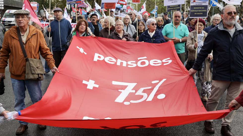 Manifestantes participam na Jornada Nacional de Reformados, Pensionistas e Idosos, organizada pela Confederação Nacional de Reformados, Pensionistas e Idosos – MURPI, para exigir a necessária reposição do poder de compra das pensões e um travão ao aumento do custo de vida, em Lisboa, 27 de outubro de 2023. JOÃO RELVAS/LUSA