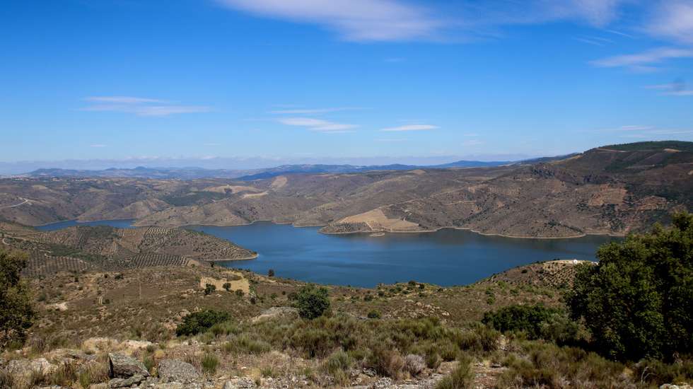 Barragem do Baixo Sabor, Torre de Moncorvo, Bragança, 18 de agosto de 2023. Proprietários agrícolas do Felgar, no concelho de Moncorvo reclamam acessos condignos para evitar as grandes deslocações que têm de percorrer diariamente para chegar às suas propriedades que ficaram isoladas com a construção da barragem do Baixo Sabor. (ACOMPANHA TEXTO DE 19-08-2023) FRANCISCO PINTO/LUSA