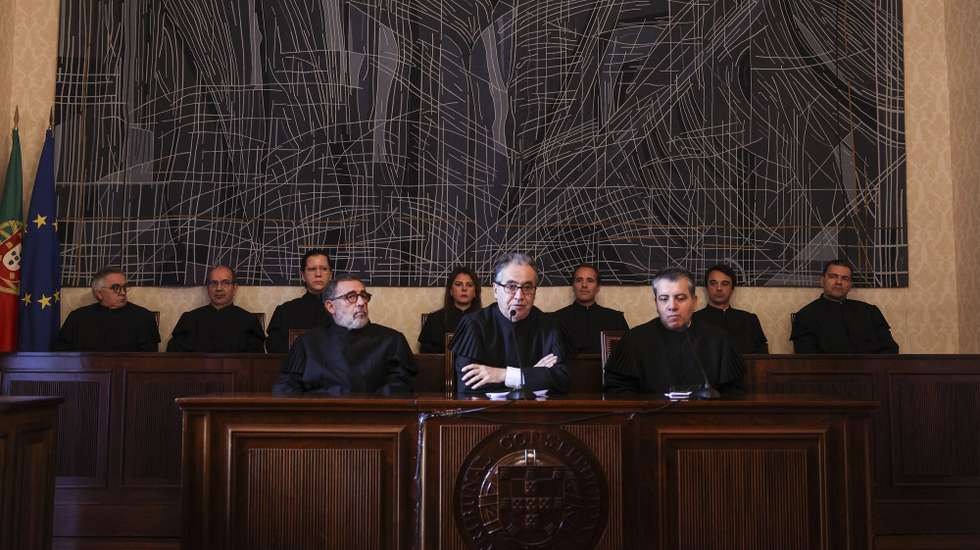 O presidente do Tribunal Constitucional, João Abrantes (C), durante a leitura pública da decisão relativa ao pedido de fiscalização abstrata preventiva da constitucionalidade, da autoria de Sua Excelência o Presidente da República, do Decreto da Assembleia da República n.º 91/XV - regula o acesso a metadados referentes a comunicações eletrónicas para fins de investigação criminal, na sede em Lisboa, 04 de dezembro de 2023.TIAGO PETINGA/LUSA
