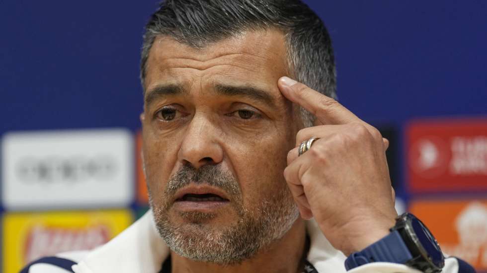 epa10998122 Porto&#039;s head coach Sergio Conceicao attends a press conference in Barcelona, Catalonia, Spain, 27 November 2023. FC Porto will face FC Barcelona in their UEFA Champions League group H soccer match on 28 November 2023.  EPA/Alejandro Garcia