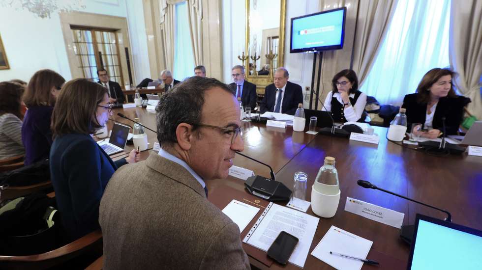 O ministro da Cultura, Pedro Adão e Silva (C), participa no último Conselho de Ministros do XXIII Governos Constitucionais, na Câmara Municipal do Porto, 07 de dezembro de 2023. A assinatura do decreto presidencial que oficializa a demissão do primeiro-ministro, que terá efeitos a partir de sexta-feira, deixa o Governo em gestão, limitado aos atos estritamente necessários ou inadiáveis à continuação da sua atividade. ESTELA SILVA/LUSA