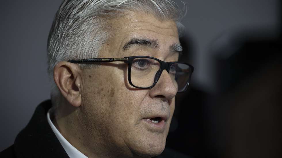 O ex-secretário de Estado e adjunto da Saúde e deputado do Partido Socialista (PS), Lacerda Sales, fala aos jornalistas durante a cerimónia de atribuição da Medalha de Covid-19 à Ordem dos Enfermeiros, na sede da Liga dos Bombeiros em Lisboa, 5 de dezembro de 2023. A distinção honorífica da Liga dos Bombeiros Portugueses visa reconhecer o trabalho e dedicação dos enfermeiros durante a pandemia. CARLOS M. ALMEIDA/LUSA