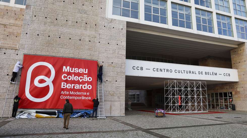 Funcionários retiram cartazes do Museu Coleção Berardo da fachada do Centro Cultural de Belém, em Lisboa, 02 de janeiro de 2023. A gestão do museu regressa à gestão do Centro Cultural de Belém, após 15 anos de gestão de Joe Berardo. JOSÉ SENA GOULÃO/LUSA