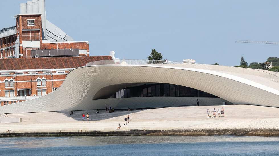 O Museu de Arte, Arquitetura e Tecnologia (MAAT9 visto do rio Tejo em Lisboa, 30 de junho de 2023. TIAGO PETINGA/LUSA