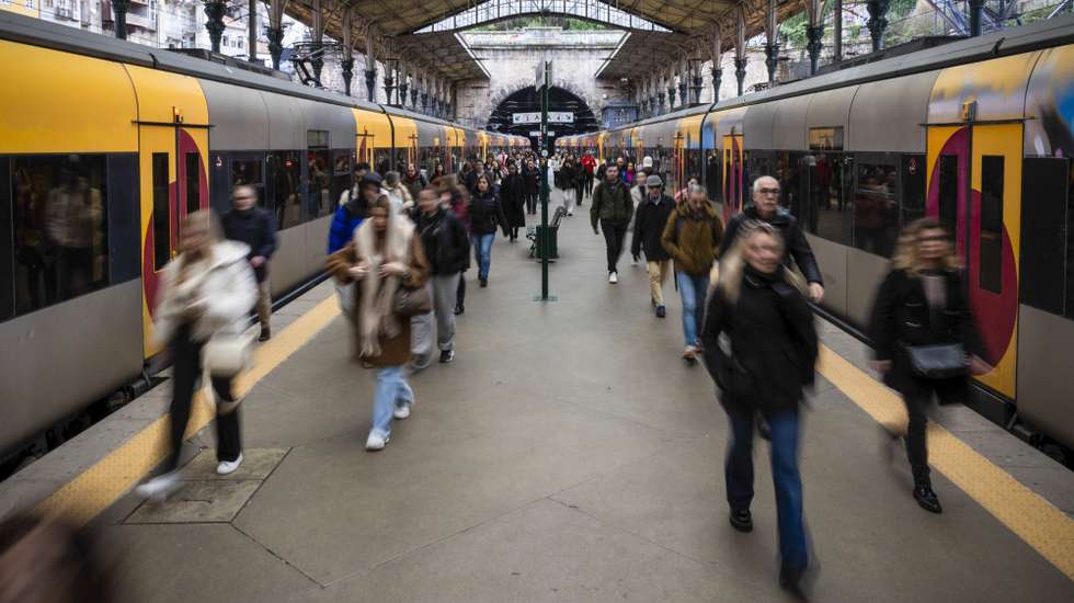 Passageiros saem de um comboio na Estação de São Bento no Porto, 2 de janeiro de 2024. Os trabalhadores de operação, comando, controlo, informação, gestão de circulação e conservação ferroviária na Infraestruturas de Portugal (IP) estão em greve por melhores condições de trabalho e vencimentos da profissão, que considera exigente e complexa.  JOSÉ COELHO/LUSA
