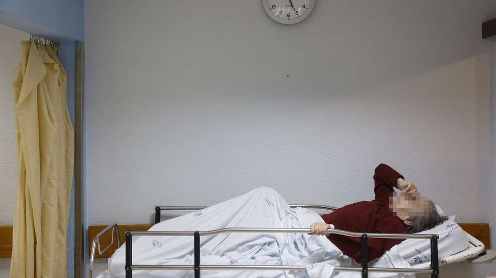 Paciente numa maca no serviço de urgência do Hospital de Abrantes, Centro Hospitalar Médio Tejo (CHMT), em Abrantes, 28 de dezembro de 2023. ANTÓNIO PEDRO SANTOS/LUSA