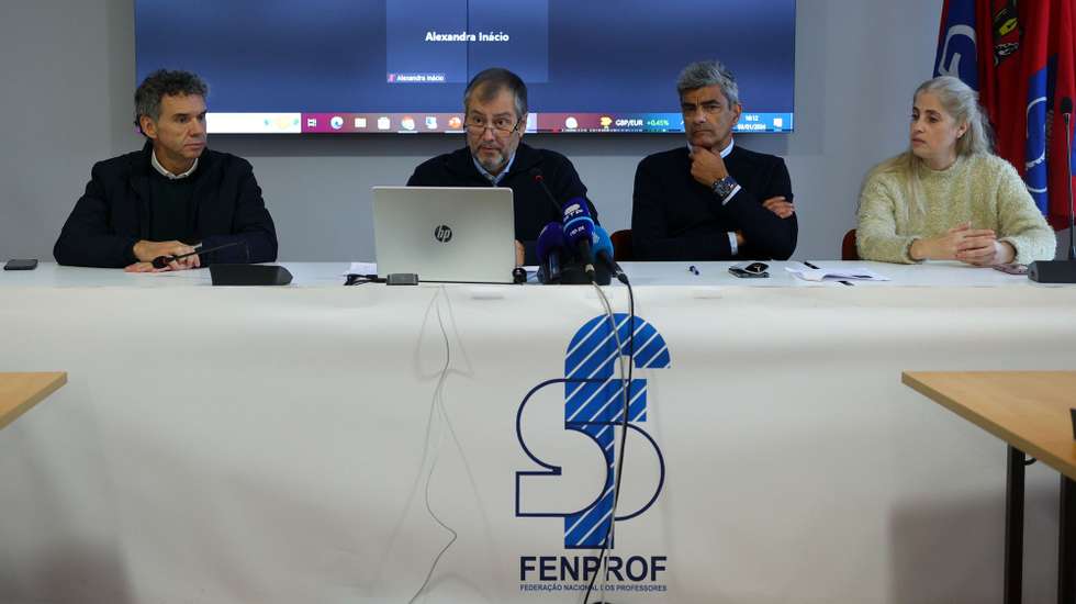 O secretário-geral da Federação Nacional Dos Professores (Fenprof), Mário Nogueira (2-E), durante uma conferência de imprensa para divulgação dos resultados do levantamento efetuado na última semana antes da interrupção letiva, sobre a falta de professores, envolvendo mais de duzentas escolas e agrupamentos, Lisboa, 03 de janeiro de 2024. ANTÓNIO COTRIM/LUSA