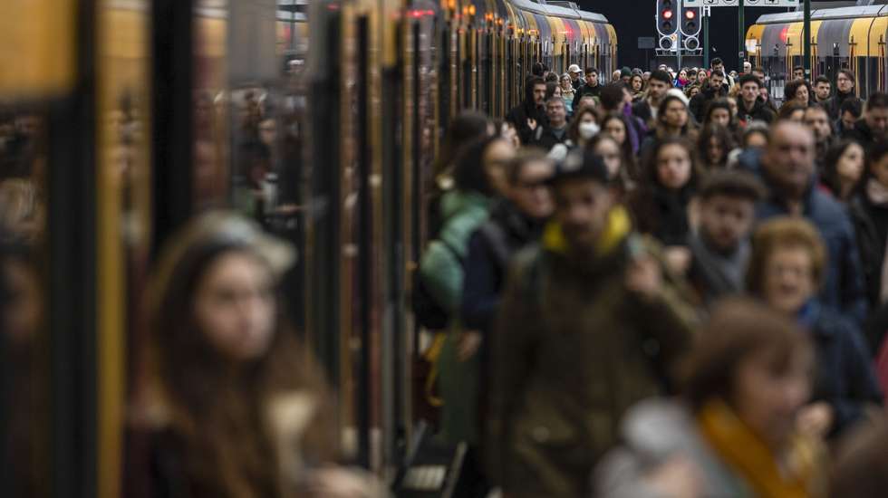 Passageiros saem de um comboio na Estação de São Bento no Porto, 2 de janeiro de 2024. Os trabalhadores de operação, comando, controlo, informação, gestão de circulação e conservação ferroviária na Infraestruturas de Portugal (IP) estão em greve por melhores condições de trabalho e vencimentos da profissão, que considera exigente e complexa.  JOSÉ COELHO/LUSA