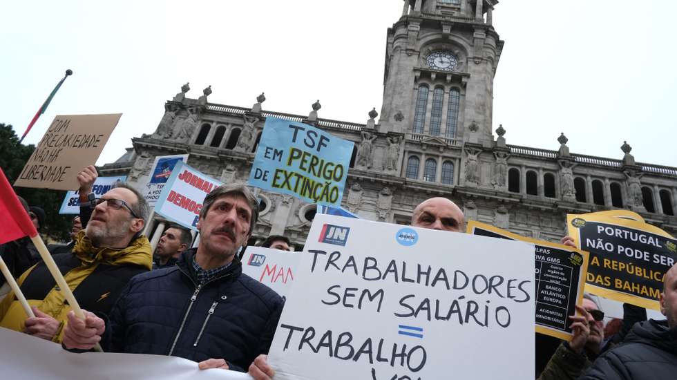 Trabalhadores participam na greve de 24 horas das redações do Jornal de Notícias, TSF, O Jogo e Diário de Notícias, detidas pelo Global Media Group (GMG), convocada pelo Sindicato dos Jornalistas, Porto, 10 de janeiro de 2024. Os trabalhadores do GMG "exigem o pagamento imediato das retribuições em falta, do subsídio de Natal e a remuneração devida aos prestadores de serviço, vulgo “recibos verdes”; exigem que a Comissão Executiva ponha termo imediato a qualquer processo que determine a cessação de contratos de trabalho; exigem que a administração coloque o seu foco no investimento e na melhoria das condições de trabalho de forma a projetar o crescimento do grupo e a propiciar condições para uma efetiva liberdade de informação de todos os cidadãos". FERNANDO VELUDO/LUSA