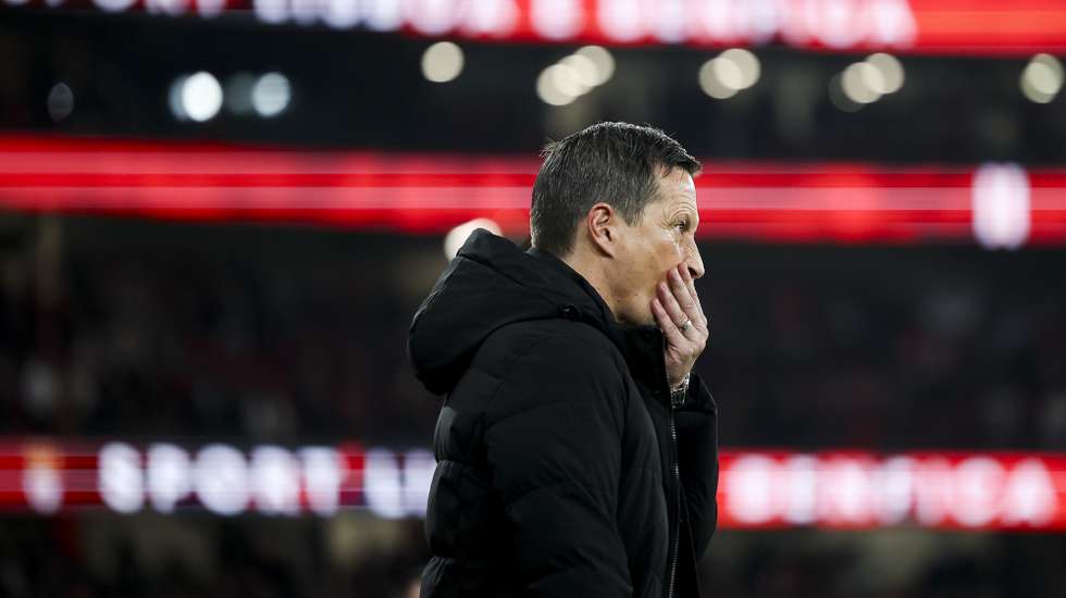 epa11068149 Benfica head coach Roger Schmidt holds his face as he follows the Portugese Soccer Cup match between Benfica and Sporting de Braga, in Lisbon Portugal, 10 January 2024.  EPA/RODRIGO ANTUNES