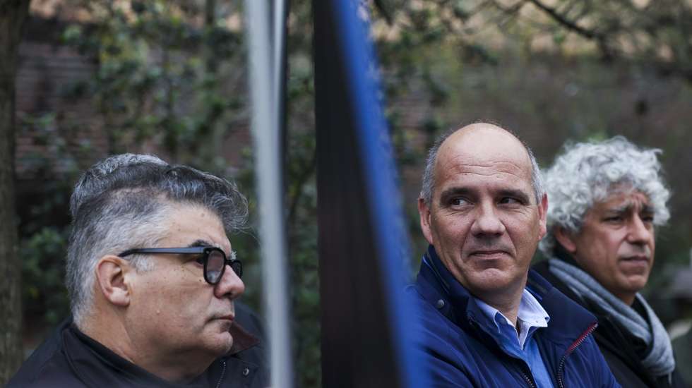 O secretário-geral do Partido Comunista Português, Paulo Raimundo, durante a sessão "Privatização nos sectores estratégicos: um crime contra a soberania nacional", junto à sede da Altice, em Lisboa, 15 de janeiro de 2024. JOSÉ SENA GOULÃO/LUSA