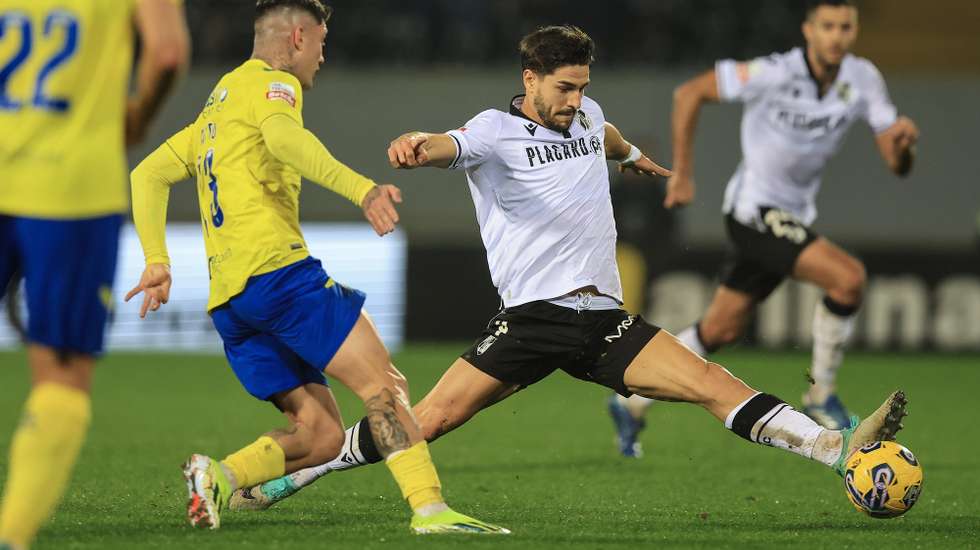 O jogador do Vitória de Guimarães Tomás Händel (D) disputa a bola com o jogador do Arouca  Cristo González durante o jogo da Primeira Liga de Futebol, no estádio D. Afonso Henriques, Guimarães, 15 de janeiro de 2024. JOSÉ COELHO/LUSA
