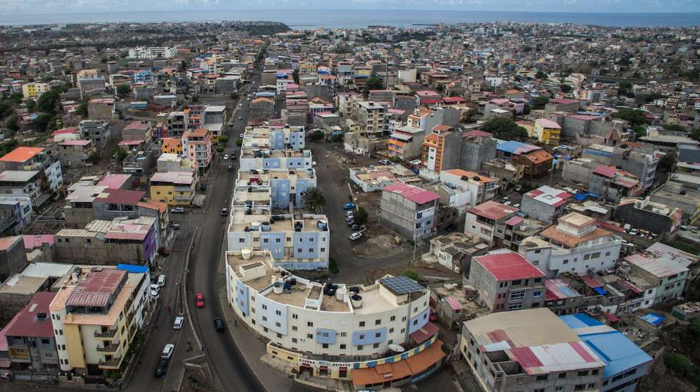 A capital de Cabo Verde está fora das listas de lugares célebres pela criminalidade, mas o tiro pelas costas que a meio de agosto matou uma adolescente de 16 anos, numa rua da cidade da Praia, reacendeu a discussão interna. Cidade da Praia, Cabo Verde, 16 de agosto de 2023. (ACOMPANHA TEXTO DE 28-08-2023)  ELTON MONTEIRO/LUSA
