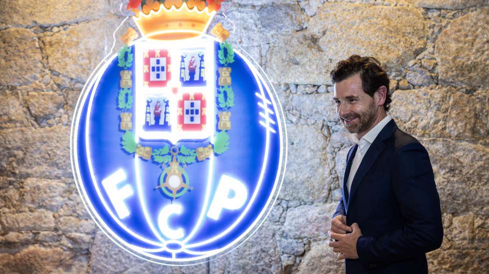 Conferência de imprensa da candidatura "Só há um Porto", liderada por André Villas-Boas, para apresentação de António Tavares a candidato a presidente da mesa da Assembleia-Geral e Angelino Ferreira a presidente do conselho fiscal e disciplinar do FC Porto, na sede da candidatura, Porto, 25 de janeiro de 2024. JOSÉ COELHO/LUSA