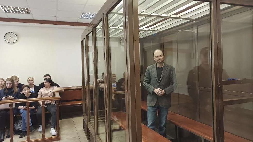 epa10576623 A handout picture made available by Moscow City Сourt press service shows Russian opposition activist Vladimir Kara-Murza in the cage during the verdict announcement in the Moscow City court in Moscow, Russia, 17 April 2023. The Moscow City Court sentenced Russian opposition activist and journalist Vladimir Kara-Murza to 25 years in a strict regime colony in the case of high treason, cooperation with an undesirable organization and the spread of 'false' information about the actions of the Russian Armed Forces.  EPA/MOSCOW CITY COURT PRESS-SERVICE/HANDOUT HANDOUT HANDOUT EDITORIAL USE ONLY/NO SALES HANDOUT EDITORIAL USE ONLY/NO SALES