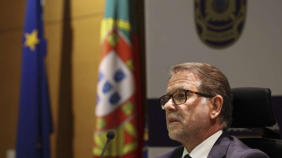 O diretor nacional da Polícia Judiciária (PJ), Luis Neves, dá uma conferência de imprensa sobre a operação policial desencadeada no âmbito de três inquéritos dirigidos pelo DCIAP e que visou a execução de cerca de 130 buscas domiciliárias e não domiciliárias, na Região Autónoma da Madeira, na sede em Lisboa, 30 de janeiro de 2024. TIAGO PETINGA/LUSA