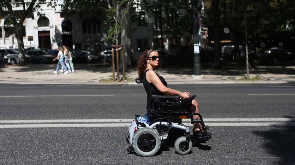 Uma cidadã deficiente protesta durante a 5.ª Marcha pela Vida Independente, em Lisboa, 07 de maio de 2022. A iniciativa organizada pela Associação CVI - Centro de Vida Independente, Associação Portuguesa Voz do Autista, Associação Salvador, Associação Spina Bífida e Hidrocefalia de Portugal, Federação das Associações Portuguesas de Paralisia Cerebral e Federação das Doenças Raras de Portugal, assinala o Dia Europeu da Vida Independente comemorado no dia 05 de maio. ANTÓNIO PEDRO SANTOS/LUSA
