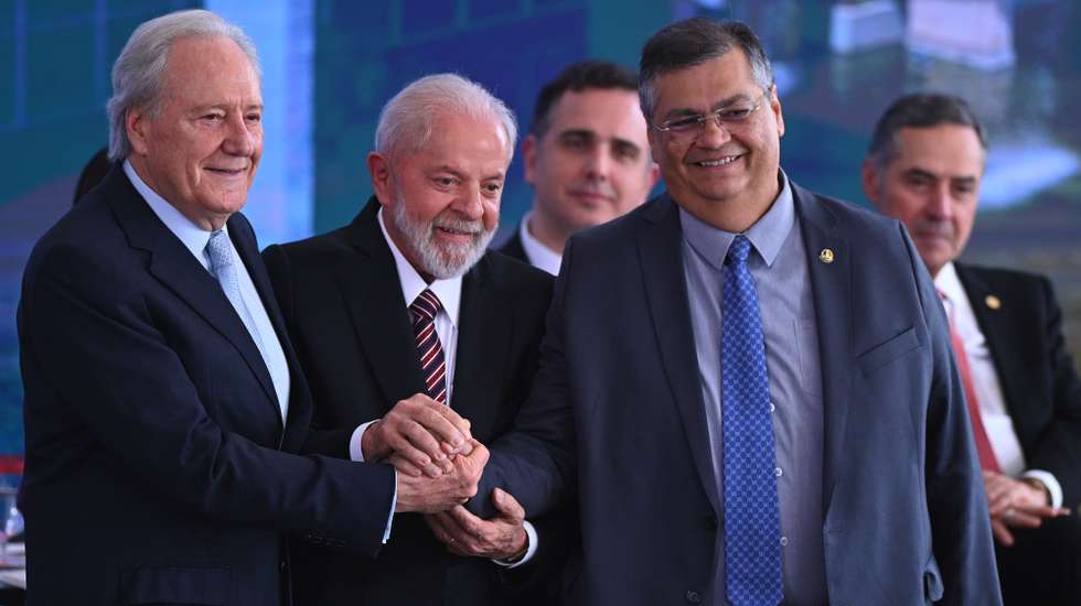 epa11118584 Brazil's new Justice Minister Ricardo Lewandowski (L), Brazilian President Luiz Inacio Lula da Silva (C) and former Minister of Justice and nominated Supreme Court judge Flavio Dino (R) pose during Lewandowski's inauguration ceremony at the Planalto Palace in Brasilia, Brazil, 01 February 2024. Brazilian President Da Silva urged Lewandowski to promote greater global cooperation against organized crime.  EPA/Andre Borges