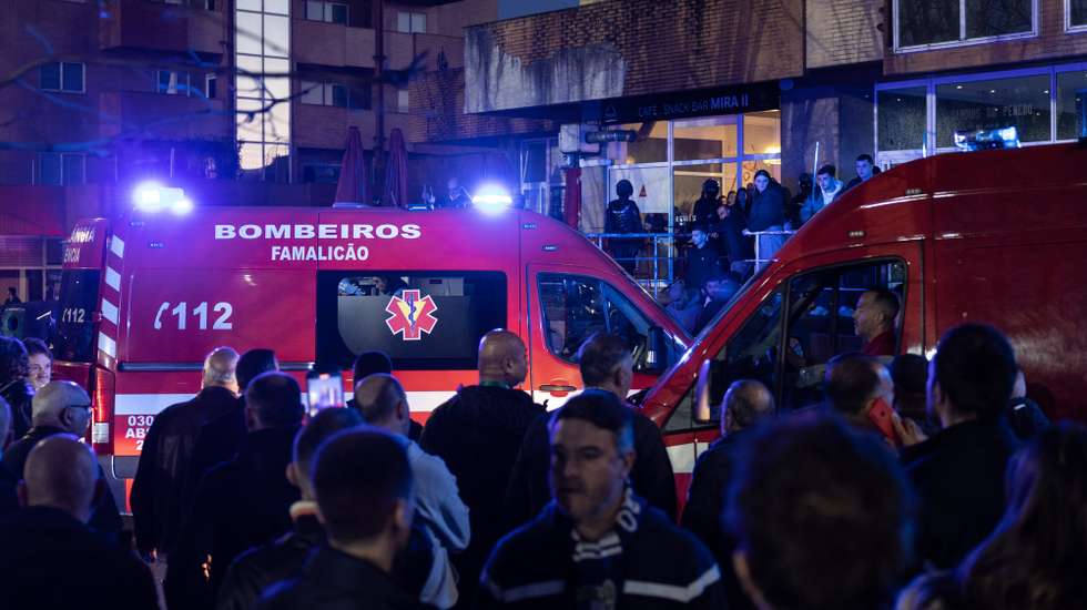 Confrontos entre adeptos do Famalicão e do Sporting nas imediações do estádio do Famalicão fazem um ferido, 3 de fevereiro de 2024. Adeptos aguardam pela abertura de portas do estádio após a Liga de Futebol comunicar que devido a dificuldades de policiamento que lhe são alheias, o início do jogo entre Famalicão e Sporting está previsto para as 19 horas. JOSÉ COELHO/LUSA