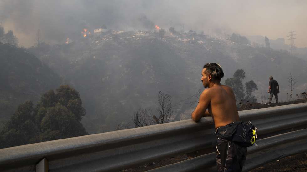 epa11124884 People observe the forest fires affecting the Beagle Channel area, Vina del Mar, Valparaiso Region, Chile, 03 February 2024. The fires in the central region of ValparaÃ­so have caused at least 19 deaths, according to official reports.  EPA/ADRIANA THOMASA