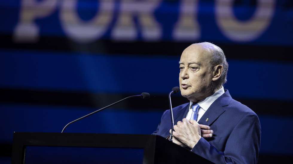 Jorge Nuno Pinto da Costa, intervém durante a apresentação da sua candidatura à presidência do Futebol Clube do Porto, no Coliseu do Porto, 4 de fevereiro de 2024. Pinto da Costa, de 86 anos, concorrerá a um 16.º mandato seguido à frente do FC Porto, numa fase em que é o dirigente com mais títulos e longevidade do futebol mundial, tendo sido eleito pela primeira vez como 33.º presidente da história do clube em abril de 1982. JOSÉ COELHO/LUSA
