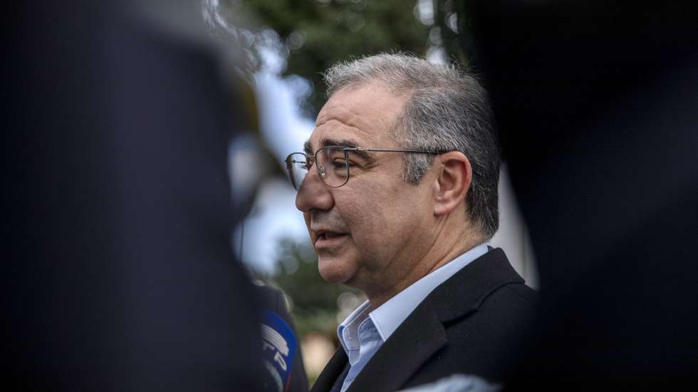 O presidente do Partido Social Democrata Açores (PSD) , José Manuel Bolieiro, fala aos jornalistas após exercer o seu direito de voto para as eleições regionais dos Açores na junta de freguesia de Fajã de Baixo, em Vila Franca, Açores. 04 de Fevereiro de 2024. Onze forças políticas, incluindo três coligações, disputam hoje os 57 lugares do parlamento açoriano nas legislativas regionais, que decorrem cerca de oito meses antes do previsto. EDUARDO COSTA/LUSA