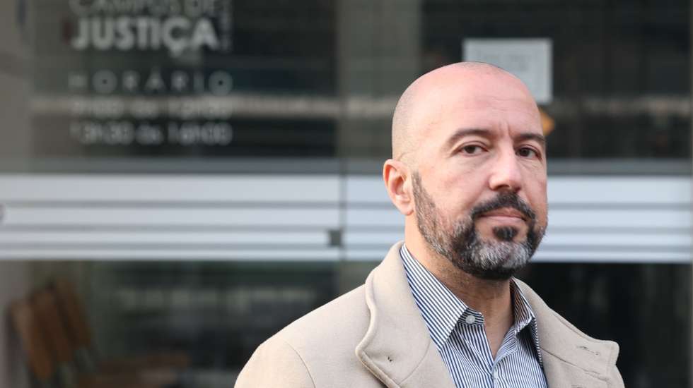 O porta-voz do Grupo 1143, Mário Machado, à chegada ao Juízo Local Criminal, Juiz 1, no Campus de Justiça, para o início do julgamento onde é acusado pelos crimes de discriminação e incitamento ao ódio e à violência que teve como principal alvo Renata Cambra, do Movimento Alternativa Socialista (MAS), em Lisboa, 06 de fevereiro de 2024. MANUEL DE ALMEIDA/LUSA