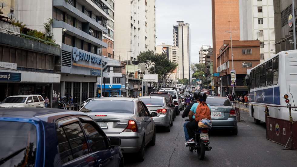 epa11024507 View of the traffic in downtown Caracas, Venezuela, 06 December 2023 (issued 12 December 2023). Venezuela's economy, which is expected to close this year in negative numbers, will grow more than 9% in 2024, according to independent estimates. According to Ecoanalitica estimates, if the suspension of the US sanctions is maintained until April, the country will register "significant growth" that will range between 9% and 10% compared to 2023, economist Luis Arturo Barcenas, head of this firm, told EFE.  EPA/MIGUEL GUTIERREZ