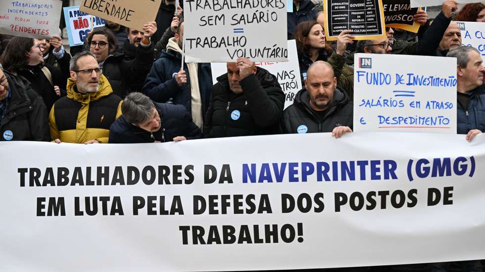 Trabalhadores participam na greve de 24 horas das redações do Jornal de Notícias, TSF, O Jogo e Diário de Notícias, detidas pelo Global Media Group (GMG), convocada pelo Sindicato dos Jornalistas, Porto, 10 de janeiro de 2024. Os trabalhadores do GMG "exigem o pagamento imediato das retribuições em falta, do subsídio de Natal e a remuneração devida aos prestadores de serviço, vulgo “recibos verdes”; exigem que a Comissão Executiva ponha termo imediato a qualquer processo que determine a cessação de contratos de trabalho; exigem que a administração coloque o seu foco no investimento e na melhoria das condições de trabalho de forma a projetar o crescimento do grupo e a propiciar condições para uma efetiva liberdade de informação de todos os cidadãos". FERNANDO VELUDO/LUSA