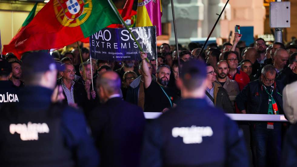 Polícias em protesto no Capitólio onde decorre o debate entre o secretário-geral do Partido Socilaista (PS), Pedro Nuno Santos e o presidente do Partido Social Democrata (PSD), Luis Montenegro, no Capitólio, em Lisboa, 19 de fevereiro de 2024. JOSÉ SENA GOULÃO/LUSA