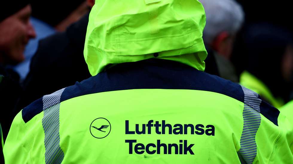epa11167419 A Lufthansa Airport employee attends a protest during a Lufthansa warning strike in Berlin, Germany, 20 February 2024. The ver.di trade union has called on Lufthansa's ground staff to go on a 27-hour warning strike from 4:00 am on 20 February until 21 February morning.  EPA/FILIP SINGER