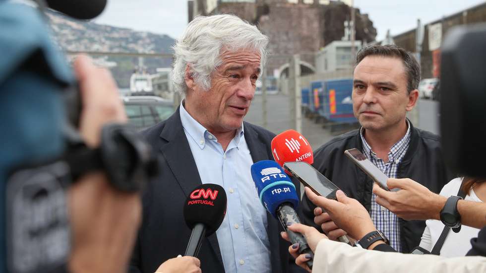 Gonçalo da Câmara Pereira (C), presidente do Partido Popular Monárquico (PPM), acompanhado pelo cabeça de lista pela Madeira, Paulo Brito (D), fala aos jornalistas durante a visita ao porto do Funchal em pré-campanha para as eleições legislativas nacionais, no Funchal, 22 de fevereiro de 2024.  HOMEM DE GOUVEIA/LUSA