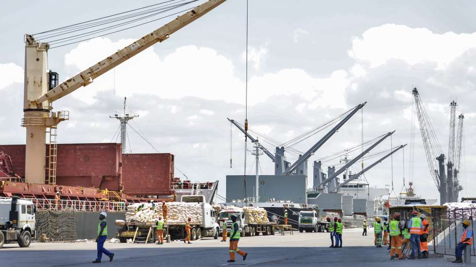 Vista geral do porto de Maputo, em Maputo, Moçambique, 29 de janeiro de 2024. A concessionária do porto de Maputo prevê investir nos próximos três anos 600 milhões de dólares (553,4 milhões de euros) na expansão da infraestrutura portuária, a primeira fase de investimento na adenda ao contrato de concessão, até 2058. (ACOMPANHA TEXTO DA LUSA DO DIA 05 DE JANEIRO DE 2024). LUÍSA NHANTUMBO/LUSA