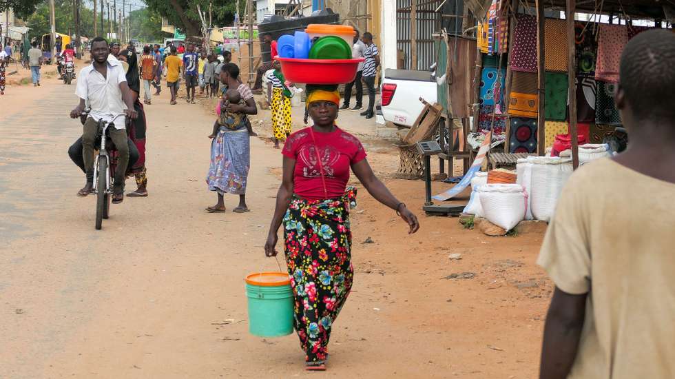Na vila de Chiùre, sul da província moçambicana de Cabo Delgado, a vida muda, agora, do dia para a noite e o amanhecer na rua deixou de ser possível com a aproximação dos ataques terroristas na última semana, Chiùre, Moçambique, 24 de fevereiro. Na avenida principal da vila, o movimento intenso das primeiras horas do dia, com comércios abertos, centenas de vendedores ao longo de uma rua que se mistura entre terra batida, buracos e algum alcatrão, centenas a comprar ou caminhar sob um sol escaldante, vai esmorecendo ao início da tarde. (ACOMPANHA TEXTO DE 26 DE FEVEREIRO DE 2024). PAULO JULIÃO/LUSA