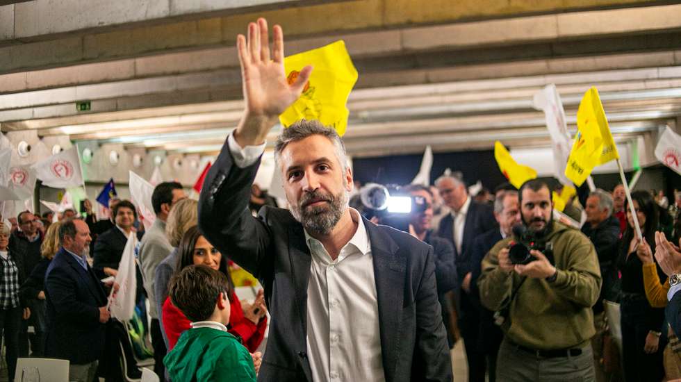 Candidato socialista esteve em Ponta Delgada onde acusou Montenegro de se "esconder" das regiões autónomas.