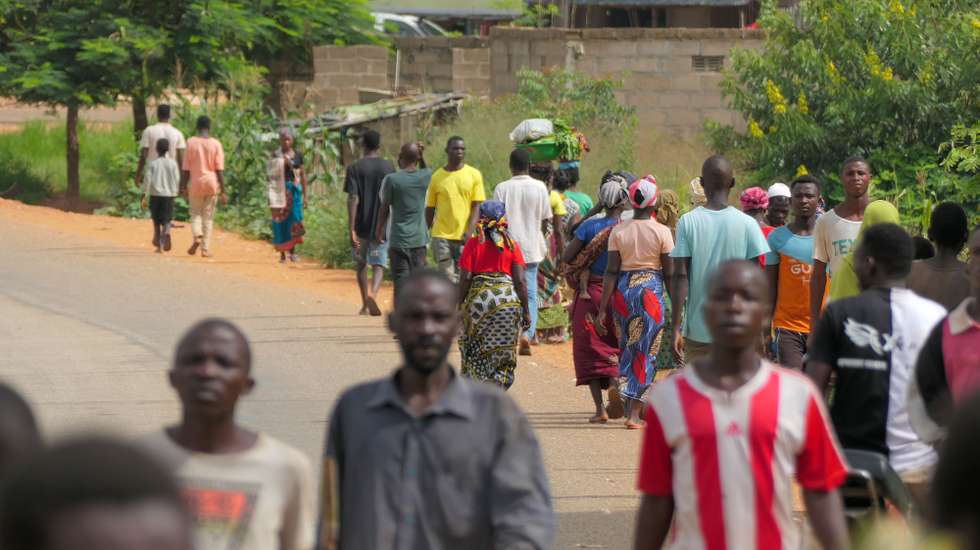 Mmala, aldeia moçambicana em Cabo Delgado, tinha mais de 11 mil pessoas, mas dois ataques dos terroristas levaram a população a fugir nos últimos dias com crianças ao colo, carregando à cabeça o pouco que escapou à destruição. Face a isto, a solução tem sido fugir à pressa, nomeadamente para a vila de Chiùre, hoje o último reduto de alguma segurança nas proximidades. Ainda assim, uma viagem de três dias a pé, por campos agrícolas e estradas, num movimento de milhares de pessoas em simultâneo,  Cabo Delgado, Moçambique, 24 de fevereiro de 2024. (ACOMPANHA TEXTO DE 25/02/2024) PAULO JULIÃO/LUSA