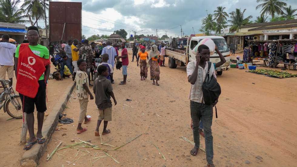 Na vila de Chiùre, sul da província moçambicana de Cabo Delgado, a vida muda, agora, do dia para a noite e o amanhecer na rua deixou de ser possível com a aproximação dos ataques terroristas na última semana, Chiùre, Moçambique, 24 de fevereiro. Na avenida principal da vila, o movimento intenso das primeiras horas do dia, com comércios abertos, centenas de vendedores ao longo de uma rua que se mistura entre terra batida, buracos e algum alcatrão, centenas a comprar ou caminhar sob um sol escaldante, vai esmorecendo ao início da tarde. (ACOMPANHA TEXTO DE 26 DE FEVEREIRO DE 2024). PAULO JULIÃO/LUSA
